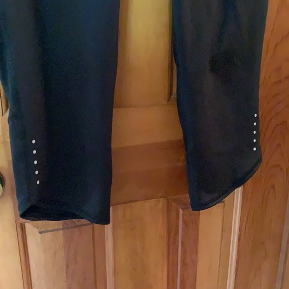 Old Navy Active workout capris - Picture 3 of 10